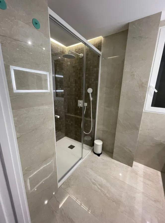 Baño principal en El Carmen: reforma de baño en Santa María de Gracia (foto 2 de 4)
