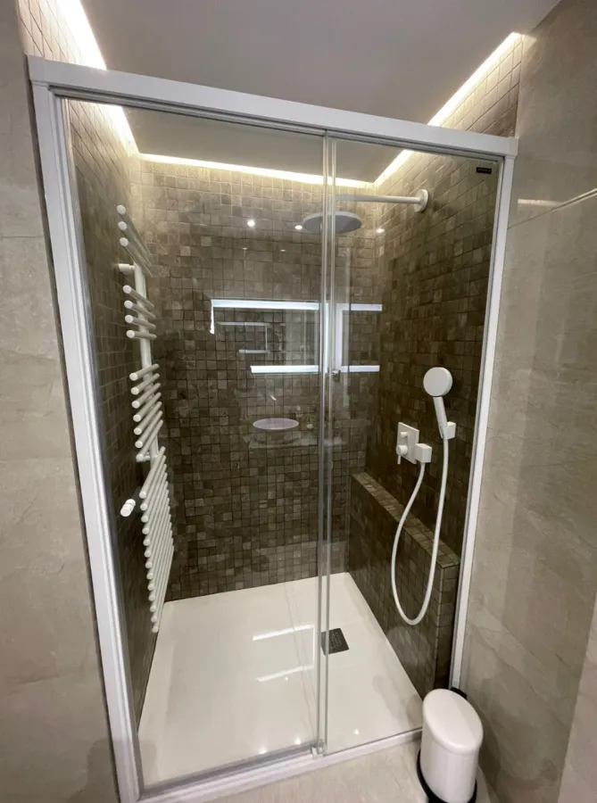 Baño principal en El Carmen: reforma de baño en Santa María de Gracia (foto 3 de 4)